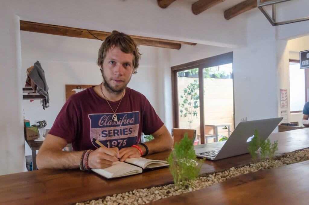 Martin při práci na knížce