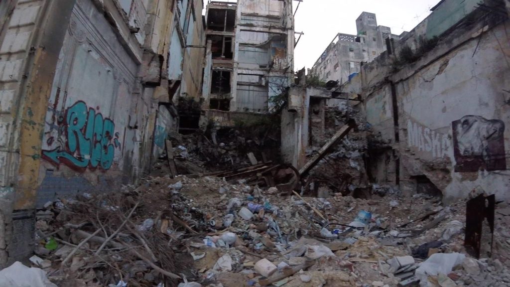 Rozpadlý dům asi jen 100 metrů od Capitolu v&nbsp;Havaně