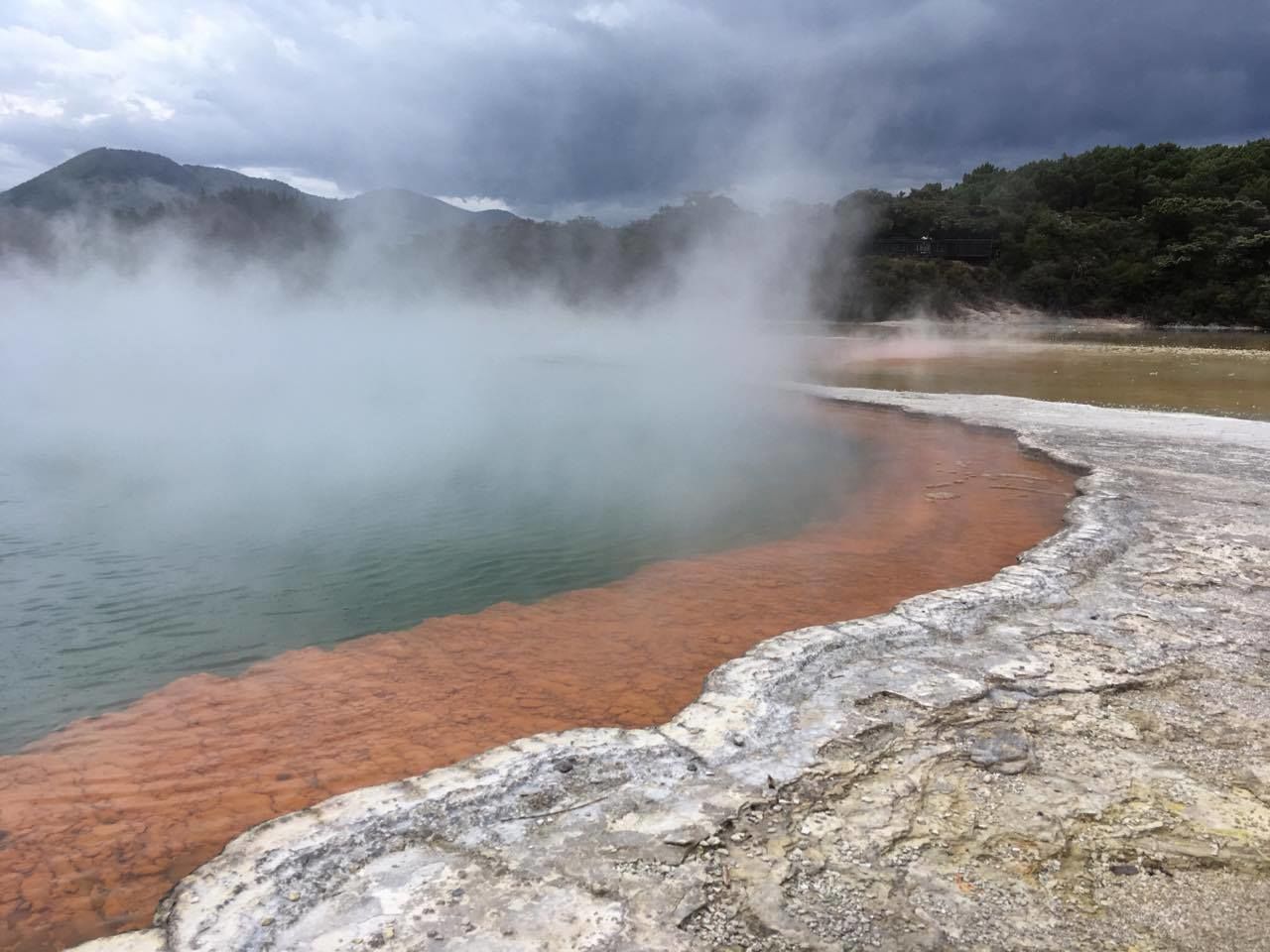 Šampaňské jezero ve Wai-O-Tapo
