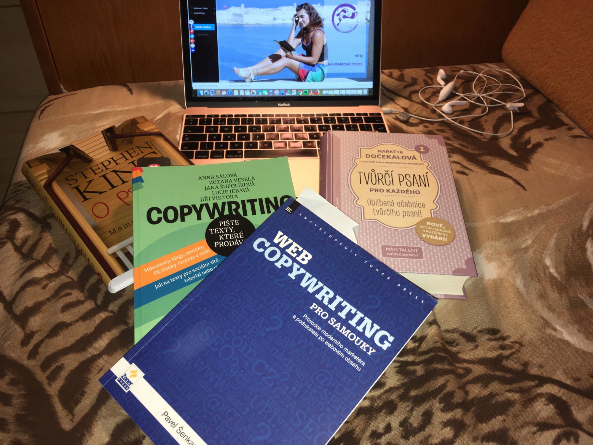 16 + 4 tipy, jak se vzdělává copywriter