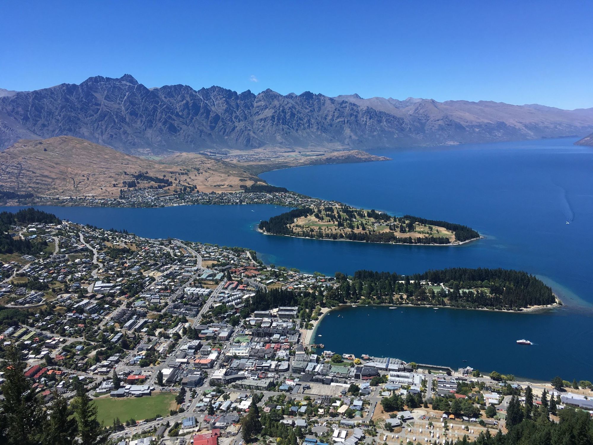 Nový Zéland: Pohled na&nbsp;Queenstown