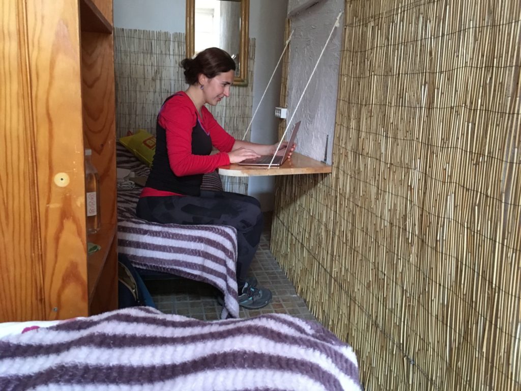 Práce na cestách - můj skromný stůl v airbnb na Tenerife