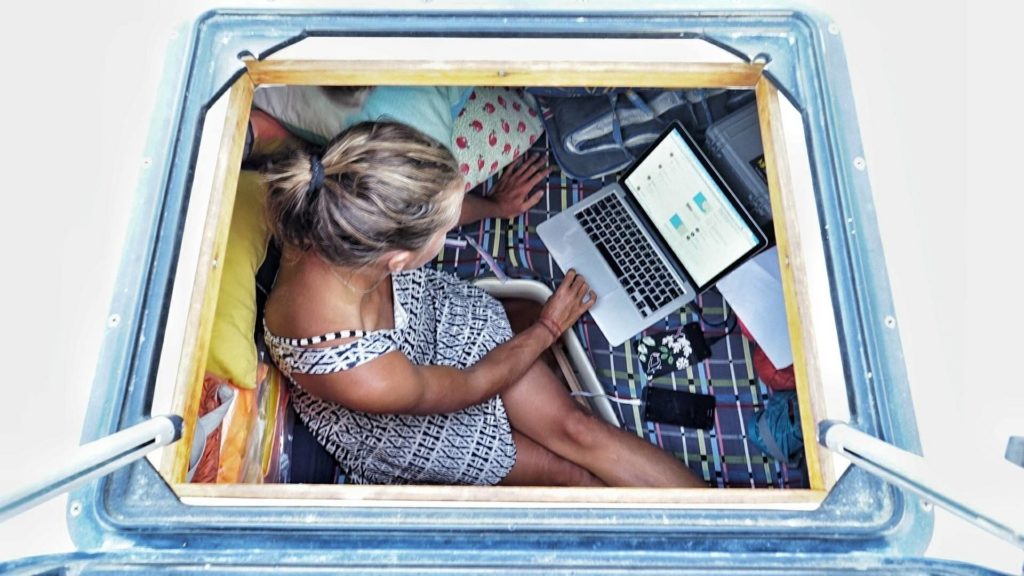 Práce na cestách - Nikol pracuje na lodi