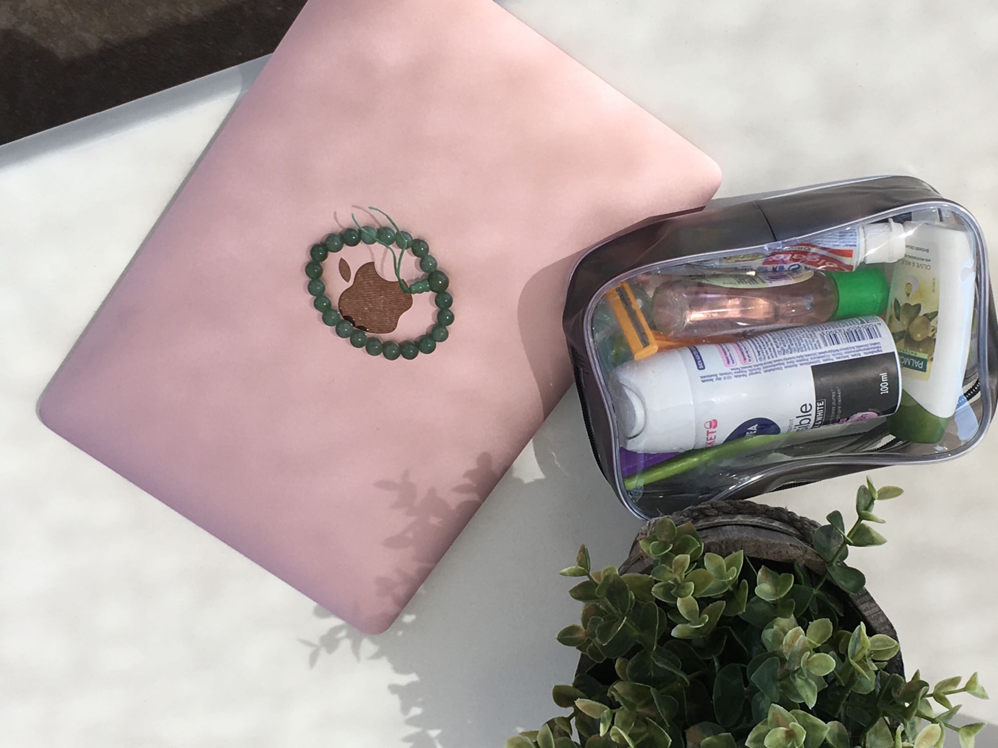 Jak se sbalit do&nbsp;příručního zavazadla? - s&nbsp;kosmetikou